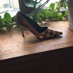 I’m selling 3inch gold checker pumps.